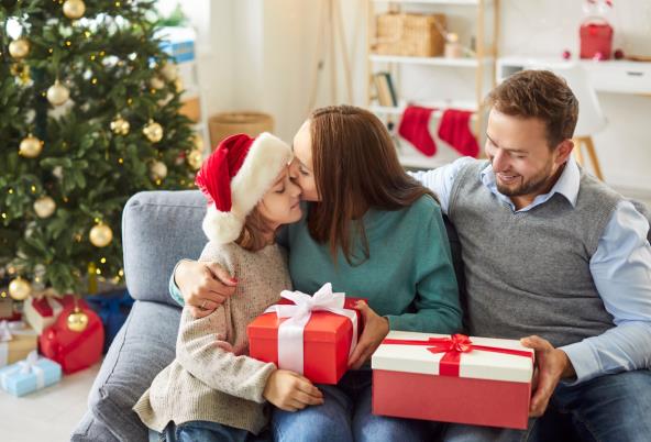 Porodica razmenjuje poklone za praznike