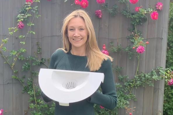 Laura Korkoran sa uređajem za pobačaj