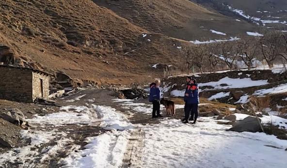 Ljudi i pas u potrazi za detetom