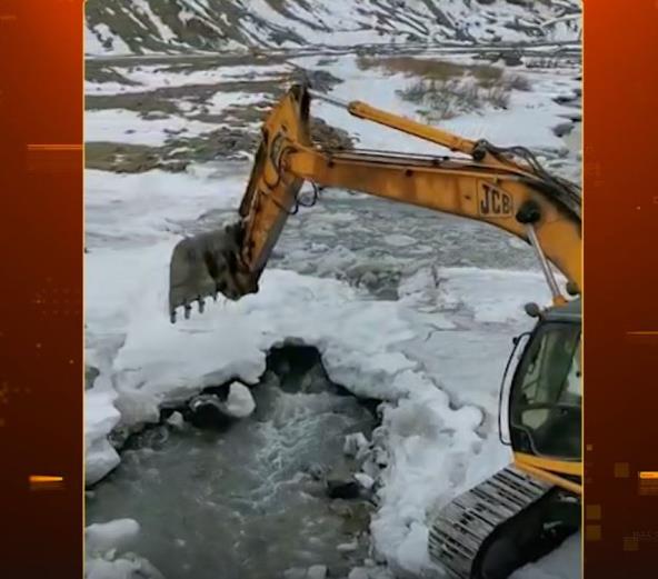Bager razbija led na reci