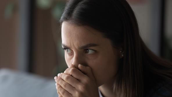 Lice zabrinute žene