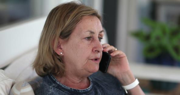 Starija žena priča na telefon