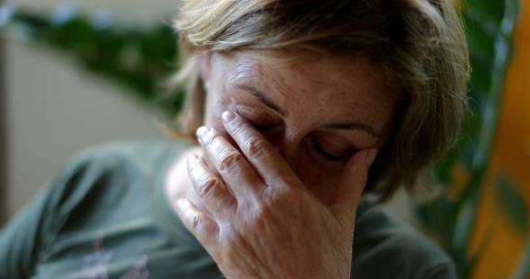 Umorna starija žena