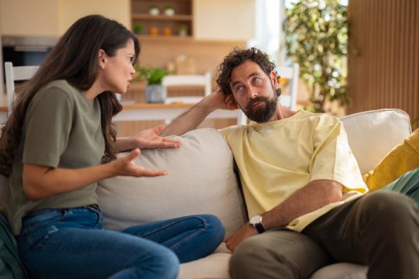 Muž i žena se svađaju
