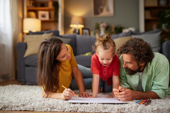Mama i tata crtaju i boje sa detetom