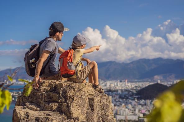 Otac i sin sede iznad grada na vidikovcu