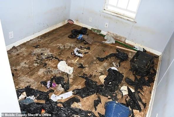 Napuštena prikolica u kojoj je pronađena devojčica