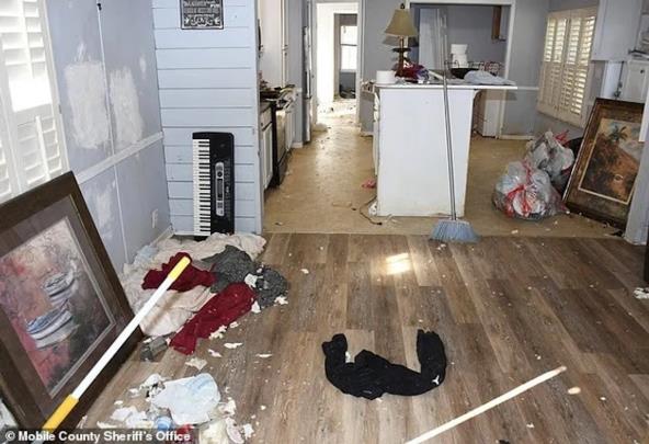 Prljava prikolica u kojoj je devojčica živela sama