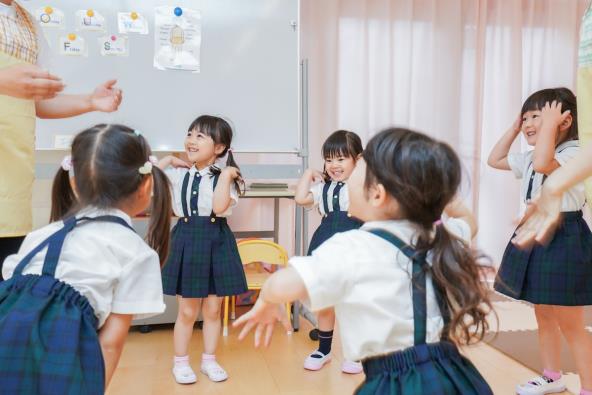 Mali Japanci u školi