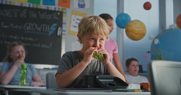 Deca jedu užinu u školi