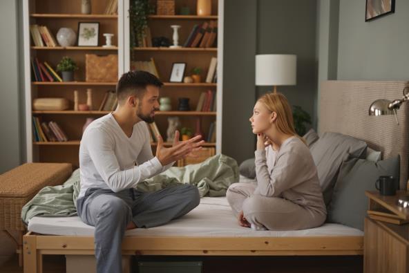 Par se raspravlja u spavaćoj sobi