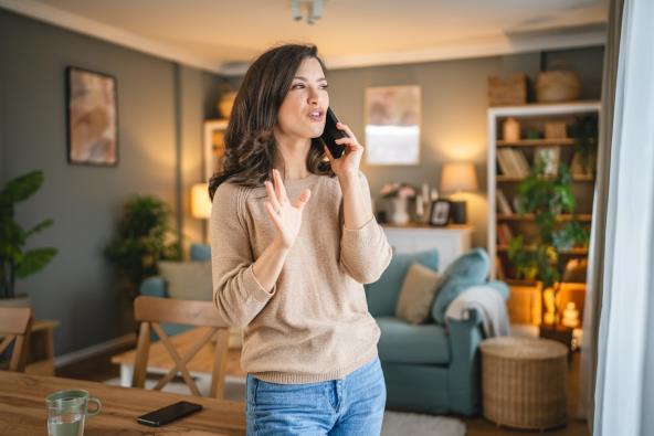 Žena priča na telefon