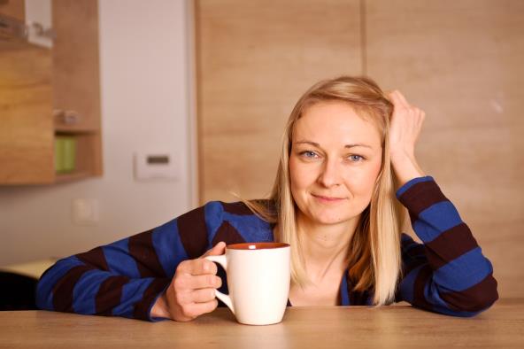 Žena pije kafu