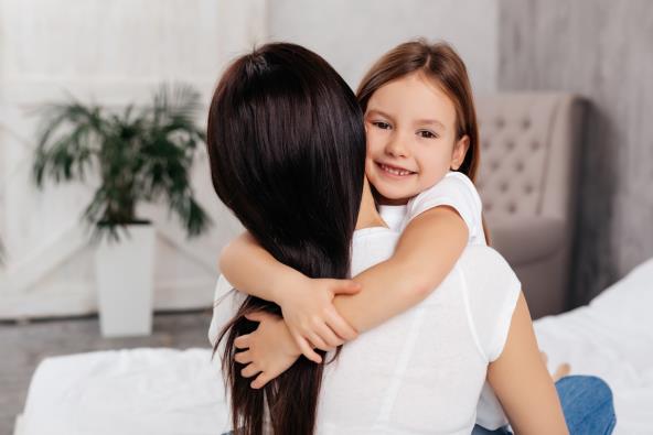 Ćerka se grli sa mamom
