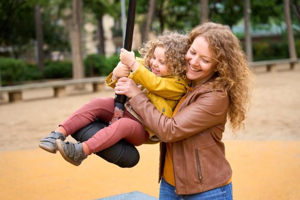 Majka sa ćerkom u parku