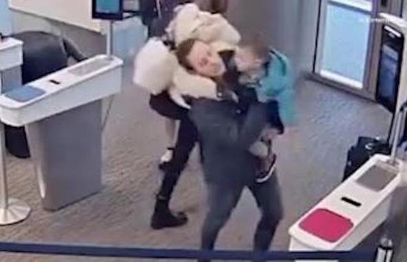 Majka sa decom na aerodromu