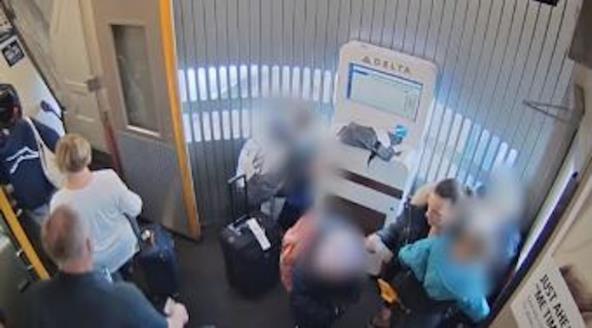 Majka sa decom na aerodromu