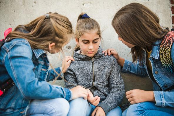 Devojčice teše drugaricu