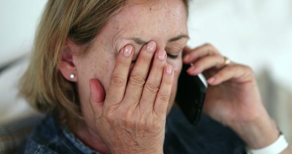 Zabrinuta žena priča na telefon