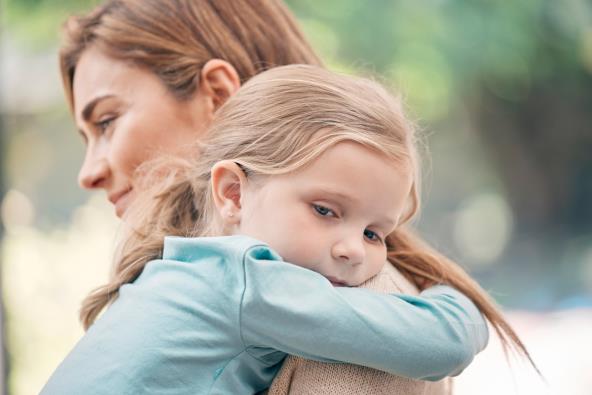 Majka i ćerka u zagrljaju