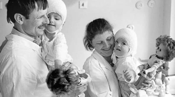 Sijamske bliznakinje nakon operacije radzvajanja