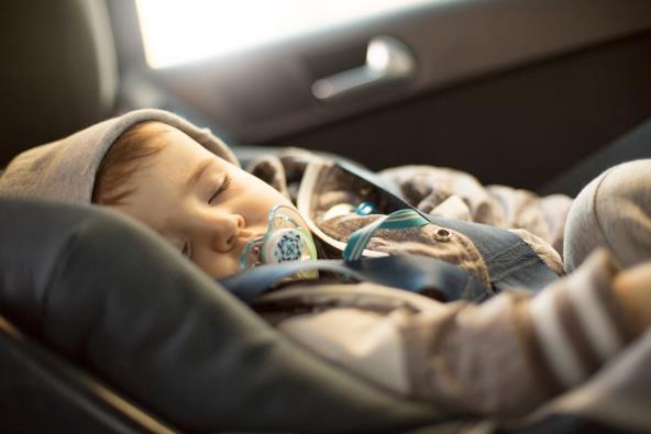 Beba spava u autosedištu