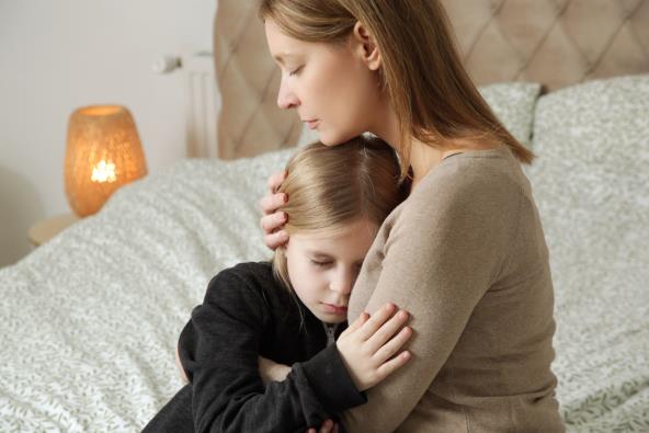 Zabrinuta majka sa detetom