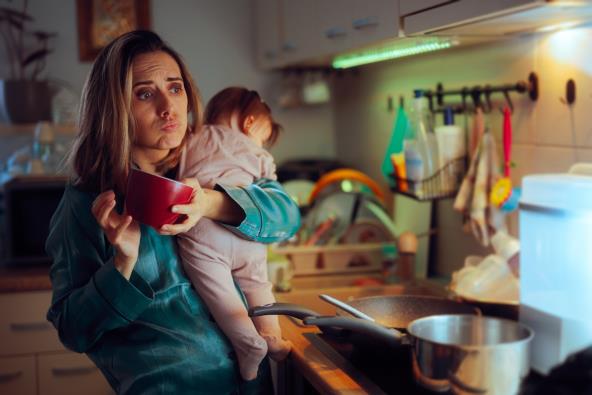 Mama sa detetom u kuhinji