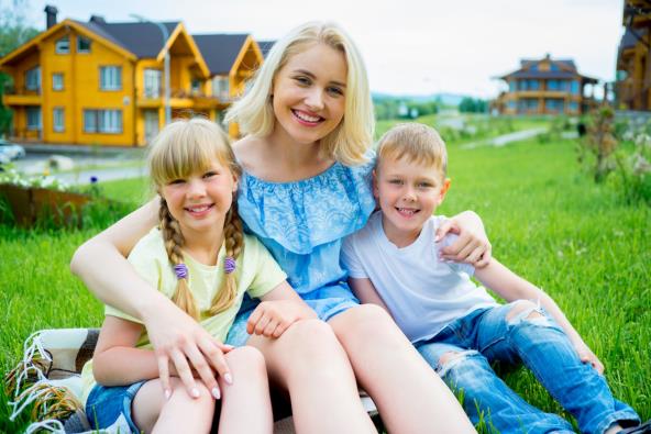 Mama sa decom sedi na travi