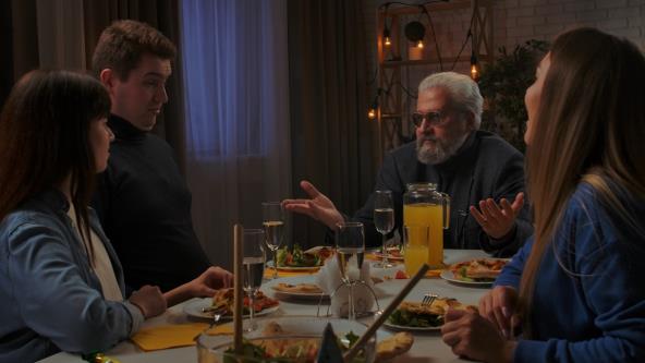 Porodica zajedno za stolom