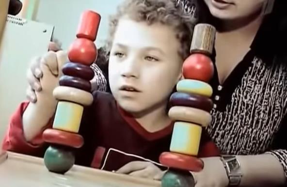 Viktor uči da se igra igračkama