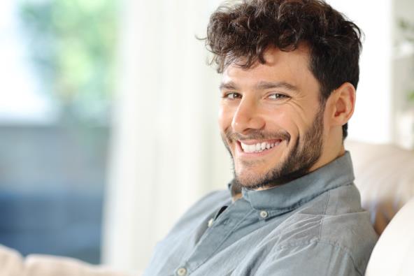 Portret nasmejanog muškarca