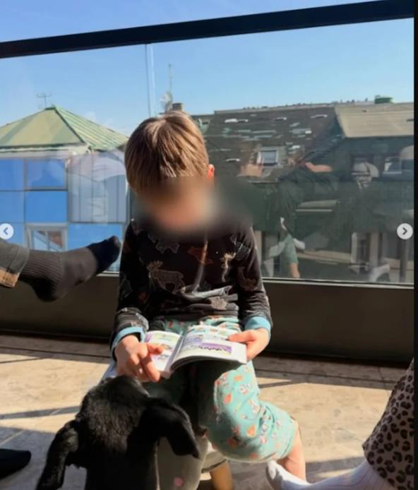 Sin Tamare Dragičević čita na terasi