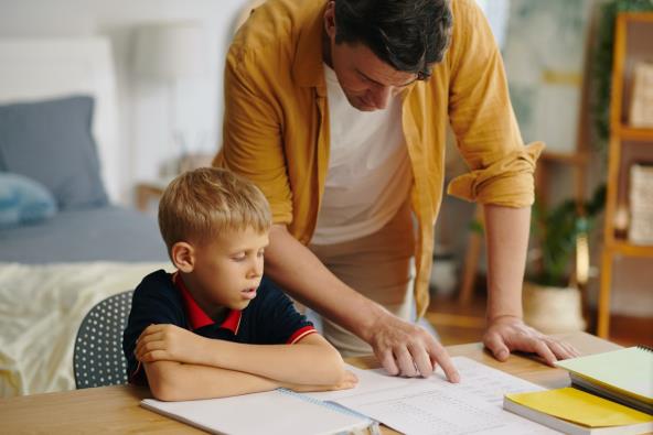 Otac pomaže sinu oko domaćeg zadatka