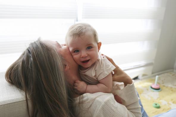 Mama ljubi bebu