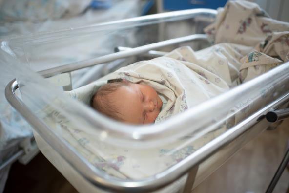 Beba u krevecu u porodilištu