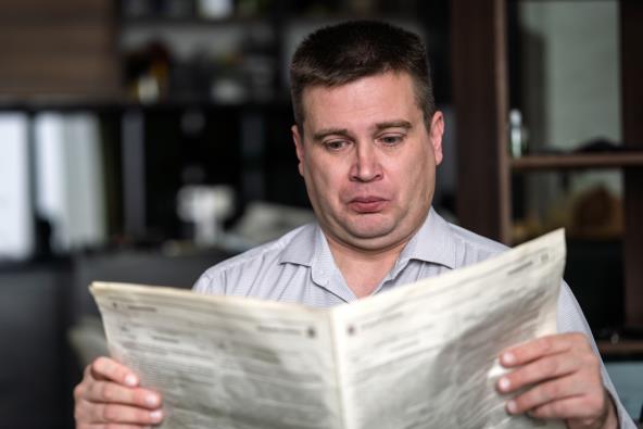 Muškarac čita novine