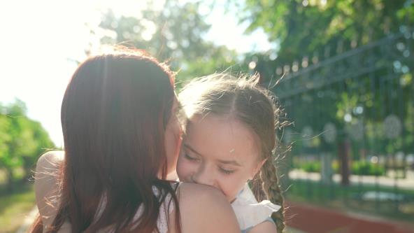 Majka grli ćerku