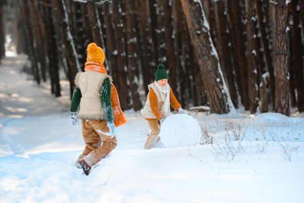 Deca se igraju na snegu