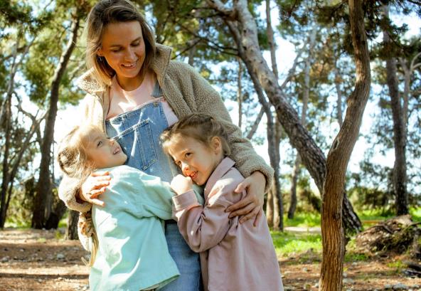 Mama grli ćerke bliznakinje