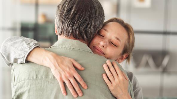 Otac grli odraslu ćerku