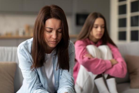 Majka i ćerka tinejdžerka u raspravi