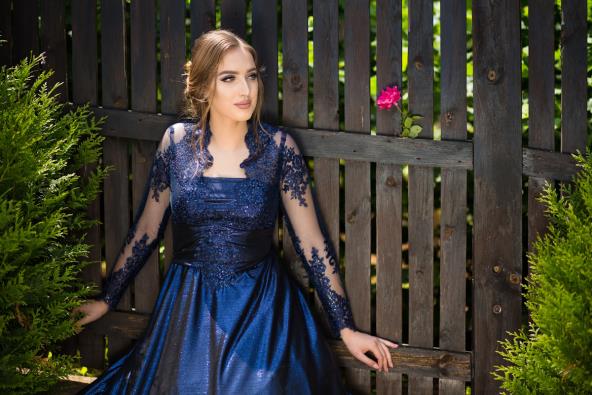 Devojka spremna za maturu