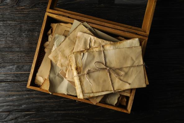 Stara pisma i papiri u drvenoj kutiji