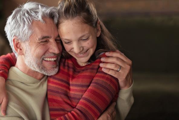 Otac zagrljen sa ćerkom tinejdžerkom