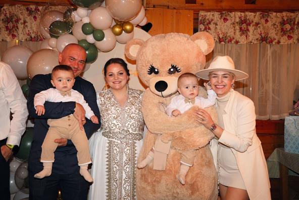 Jelena sa sinovima i mužem na proslavi njihovog rođendana
