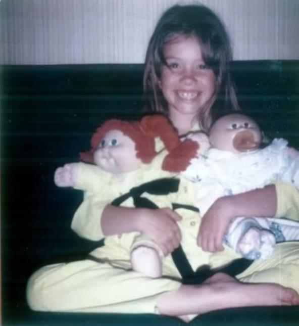 Devojčica Nikol Morin sa lutkama