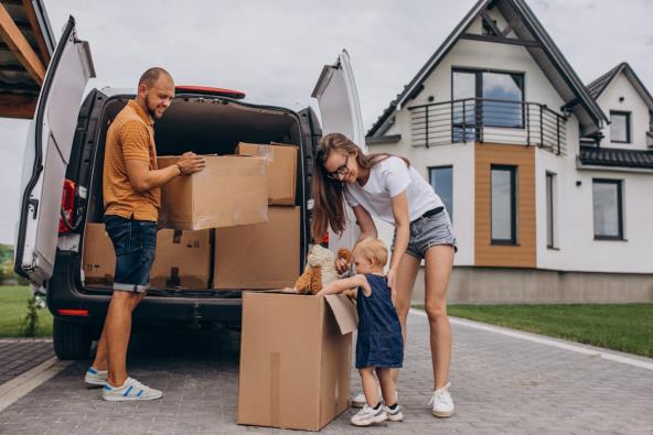 Porodica sa detetom se useljava u kuću