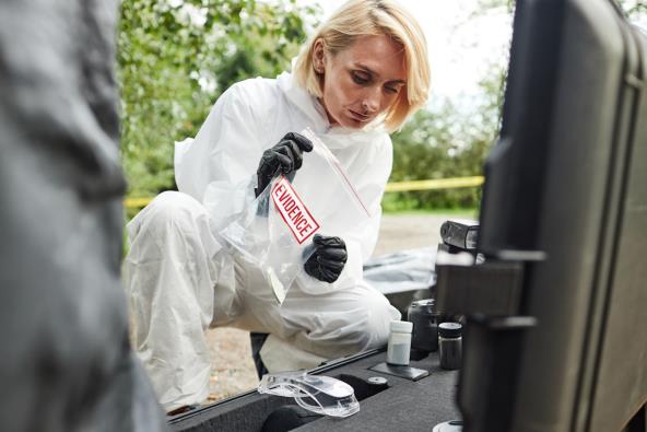 Forenzičar sa dokazima