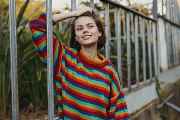 Devojka pozira pored ograde